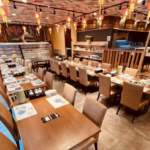 <p>広々とした店内は貸切利用にも対応可能で、20名から30名までの宴会にしっかり対応できます。明るく開放的な空間には配置バランスを考えたテーブルレイアウトがあり、参加者全員が快適に過ごせる設計◎音響や照明にも配慮しており、幹事様も安心して大切な会を開催できる雰囲気になっています♪</p>