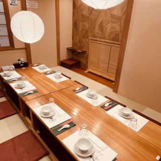 8名様までお掛けいただける大型テーブルは、ご家族の集まりや仲の良いご友人との飲み会に最適です。厳選食材を絶妙な火加減で炒めた、香り高い料理を皆でシェアしながら楽しむ時間は格別。リニューアルで快適さが増した空間で、季節感あふれるコース料理を囲めば、自然と会話も弾みます。納得感ある価格も魅力の一つです。