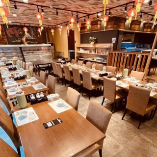 4名様用テーブルは8卓ご用意。普段のランチはもちろん、仕事帰りの飲み会や、ご家族での夕食に幅広くご利用いただけます。シンプルながら食材の旨味を最大限に引き出した一皿は、食感も心地よく、一口ごとに楽しみが広がります。明るく開放的なレイアウトで、どなたでもゆったり過ごせる快適な環境を整えています。