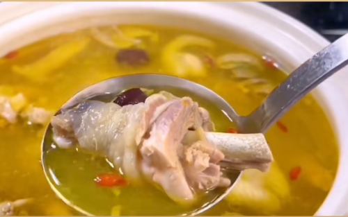 新鮮きのこと親鳥の煮込み