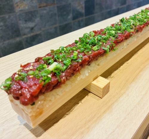 名物 馬刺しのユッケ寿司