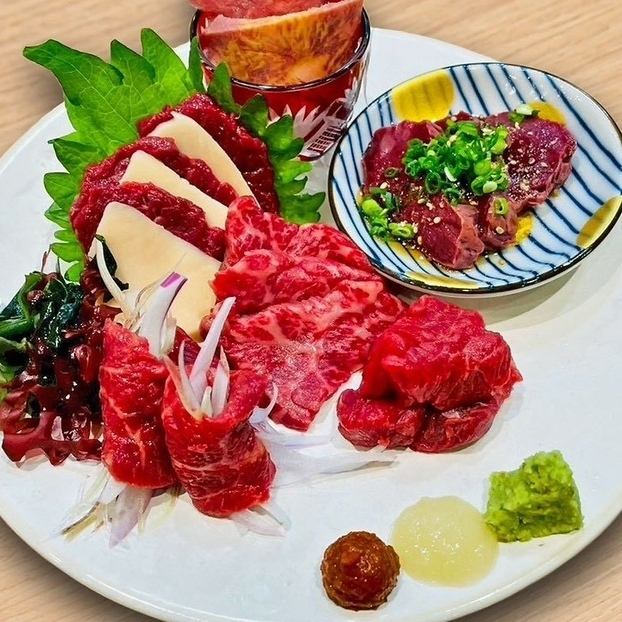 木目調の落ち着いた空間で絶品馬刺しをご堪能ください♪