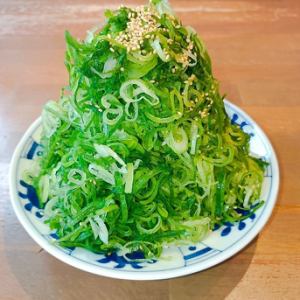 A mountain of green onions, too much is like a mountain