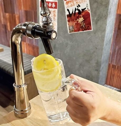 The taps on the tables serve all-you-can-drink lemon sours.