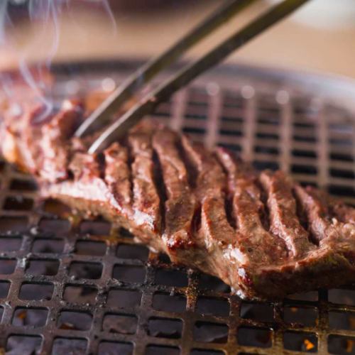 采用最高品质的A5日本黑毛牛肉制成（武田和牛肋骨699日元）