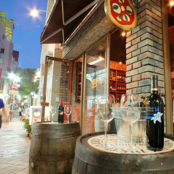 雰囲気抜群の店内！一人でも。2人でも。何人でも。雰囲気をお楽しみください。目の前で作る窯焼きピッツァは圧巻。ＡＬＬ500円(税抜)とは思えないボリューム＆クオリティ♪