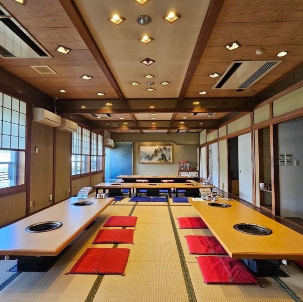 【最大50名様まで！】2階大宴会場では、座敷のお席をご用意しており大人数でのご宴会やお集りにも最適なお部屋となっております！ゆったりくつろぎながらお食事をお楽しみいただけるお席となっておりますので、皆様でお食事をお楽しみいただくのに最適な空間を演出いたします★