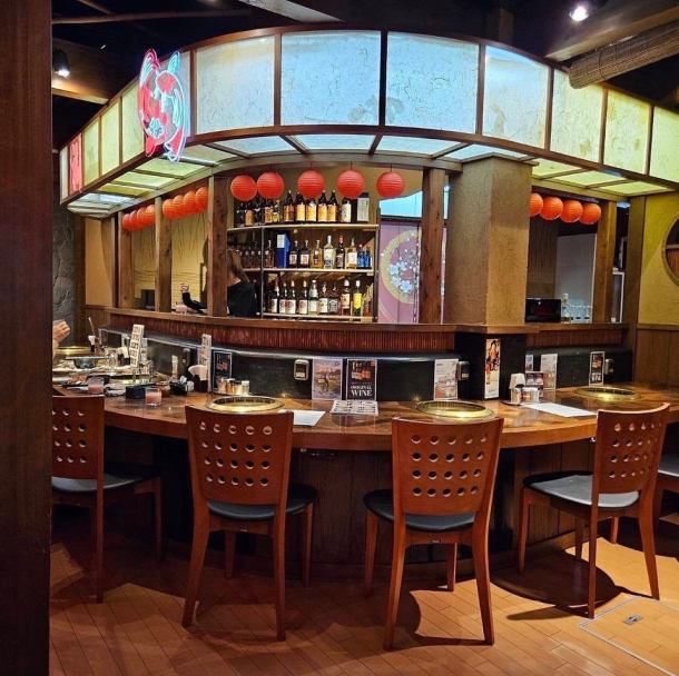 【バーのような雰囲気を♪】1階カウンター席では、お酒のボトルが並べられたまるでバーのような空間を演出したお席となっております。焼肉はもちろん居酒屋のような、お酒をメインにお楽しみいただけるお席となります♪お1人様や少人数のお客様はぜひカウンター席で、ごゆっくりお食事をお楽しみください◎