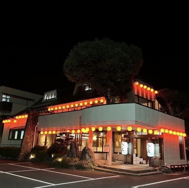 【無数の提灯が目印★】当店は、名阪国道友生インターを降りてすぐの場所に位置しております！駐車場も完備しておりますのでお車でお越しのお客様もご安心してご利用いただけます♪お1人様から大人数のお客様まで幅広くご利用いただける当店でぜひ貴重なお時間をお過ごしください◎