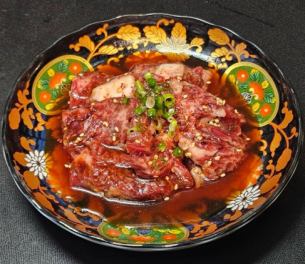 用腌料腌制的裙边牛排