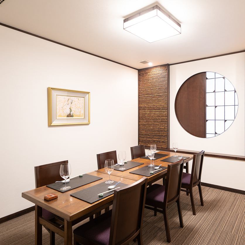 会食、接待、デートなど様々なシーンで人気の個室完備。