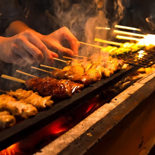 我們的驕傲和喜悅：享用我們的烤雞肉串，它採用精心挑選的食材，在木炭上烤至完美，是手工技藝的傑作。