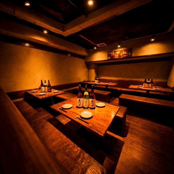 【渋谷の人気個室居酒屋◎】厳選鶏を炭火で香ばしく焼き上げた焼き鳥、旬の天ぷらやグリル料理が食べ放題で楽しめる贅沢プランをご用意♪木の温もりあふれる落ち着いた空間で、癒しのひとときを。2名様~団体様まで完全個室をご案内◎ご予算や人数に応じた最適なコース提案もお気軽にどうぞ。