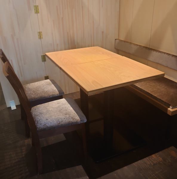 【반개실】2분~10분까지 이용하실 수 있는 테이블석.차분한 어른의 분위기 속, 느긋하게 요리를 즐기면서 서로 이야기할 수 있는 자리입니다.가게 안은, 조목 천장이 인상적인 세련된 공간이 특징.반 개인실로도 이용하실 수 있으므로, 소중한 손님의 접대나 포멀한 식사회, 가족 모임의 축하 등에 딱 맞습니다.
