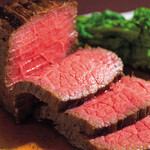 A5の黒毛和牛を贅沢にローストビーフで召し上がりいただきます。