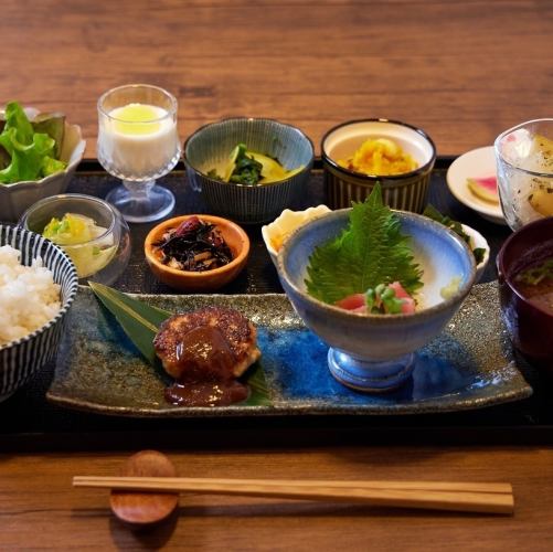 【肠道健康餐】*11:00-12:00* Kojiya 推荐午餐♪10 种发酵小菜和肉类或鱼类主菜 1,500 日元