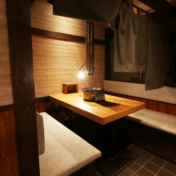 足を伸ばして座りたいお客様にはテーブル席もご用意。ベンチシートのため、広々とお寛ぎいただけます。