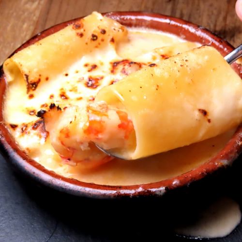 "Cannelloni" Madrid style, large macaroni gratin with rich shrimp