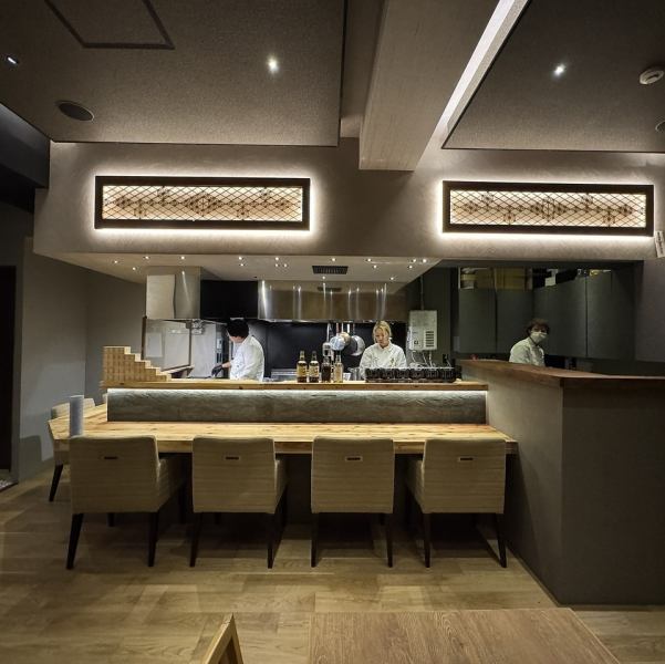 【カウンター席】大人が自然体でいられる居心地の良い当店では、お一人様やご夫婦での食事、大切なデートなどに最適です。ほんのり灯る温かみのある照明が、くつろぎの時間を優しく演出いたします。目の前では職人のこだわりが垣間見える瞬間をお楽しみいただけます。五感で料理を楽しめる特等席でごゆっくりどうぞ。