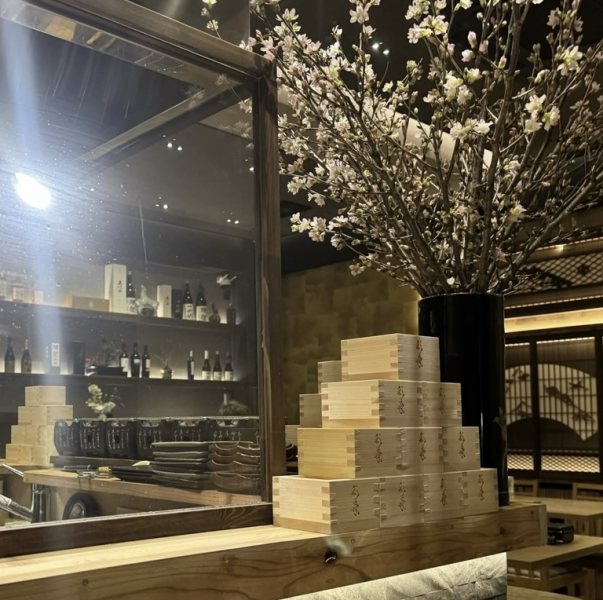 【本餐廳致力於讓菜餚呈現最佳視覺效果，並充分運用了光線。 】由於餐廳由我們自己的集團（關東建築社）自行建造，因此我們能夠打造一個毫不妥協的空間，從燈光角度到餐桌佈局，再到室內細節的質感，都力求完美。我們已盡一切努力營造讓顧客感到舒適的氛圍。