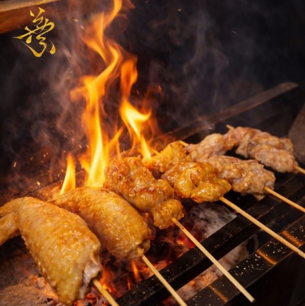 【赤坂炭烤香氣瀰漫】採用北海道地雞 II 和中薩蘇奈稻田雞，以備長炭烤製而成的豪華烤雞串。