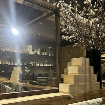 7張雙人桌，每張桌子可供兩人使用。