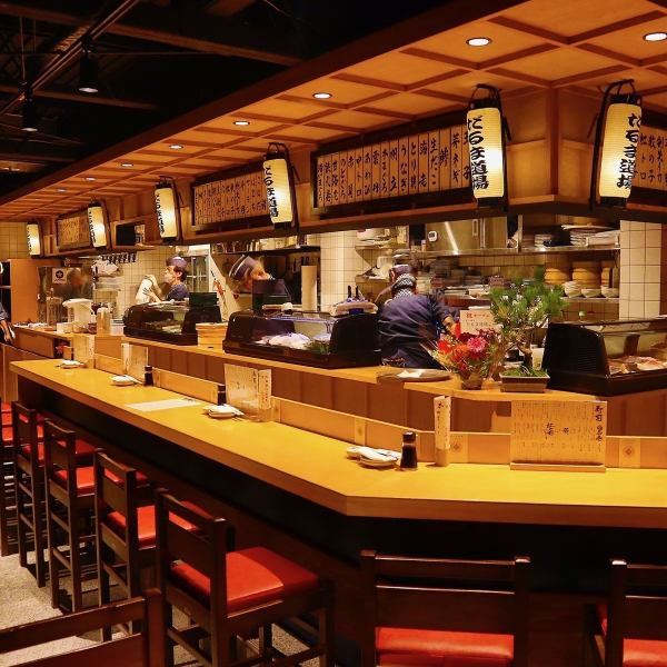 【雰囲気のあるカウンター席はデートにおすすめ】目の前で職人が握る姿を見れるオープンキッチンスタイルのカウンター席。おひとり様でもデートでもゆっくりお寛ぎいただける席となっております。#鮨#寿司#天王寺#大阪#阿倍野#居酒屋#和食#海鮮#天ぷら#あべのハルカス#ランチ#昼飲み