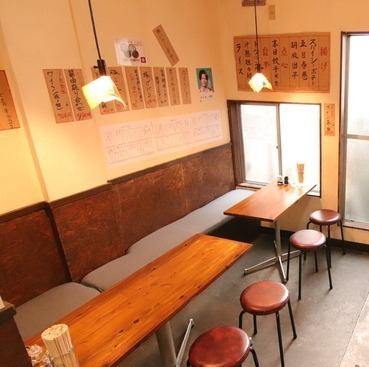 店内にはカウンター席のほかにテーブル席もご用意しております！女子会や気の置けない友人との飲み会など様々なシーンでご利用いただけます。日本では珍しい中国風のおでん「醤ルー」やスパイスの効いた「串焼き」などを中国酒と一緒にお楽しみください！※宴会や貸切を行う場合はお電話でお問合せください。