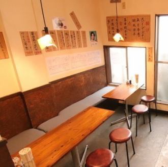 【テーブル席】カウンター席の横にテーブル席をご用意しております。ゆっくり滞在したい時や女子会、気の置けない友人との飲み会などにおすすめのお席です。とってもお得な1時間紹興酒飲み放題(1000円(税込))をご用意しているので、みんなでシェアして楽しむこともできます。スパイスが効いた本場中華料理と一緒にどうぞ♪