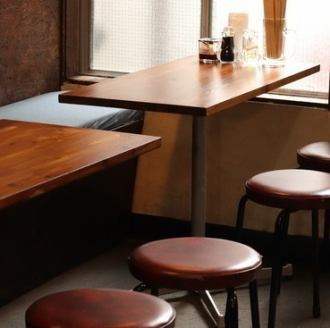 【テーブル席】ゆったりとお料理とお酒を楽しみたい時にテーブル席をご利用ください◎ちょっとした飲み会はもちろん、女子会やデートにも使えるお席です。お料理はリーズナブルなのはもちろん、ボリューム感のある量でご提供しています。一押しの中国風おでん「醤ルー」は必食です！ぜひお気軽にお越しください♪