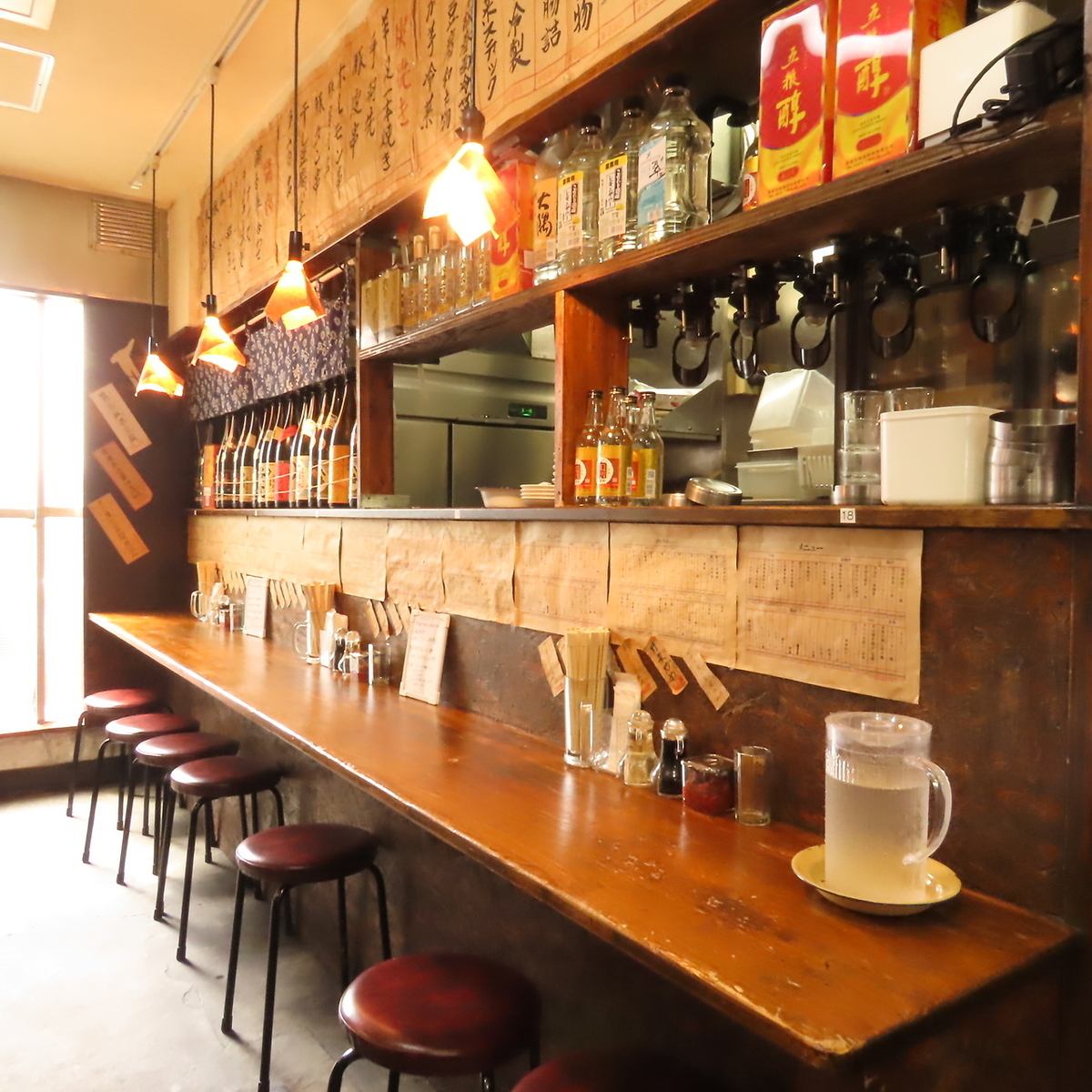 カウンター席をご用意しております。お一人様からご来店ください