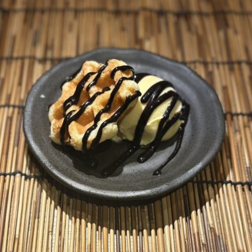 ワッフルとアイスのチョコソース