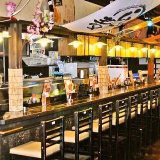 ≪普段使いに最適な居酒屋♪≫カウンター席×10◆横丁スタイルの”君津北口の君式横丁”は、友人とのちょっとした飲み会やデートにもぴったりです。一本から注文可能な焼鳥はリーズナブルな価格設定で、お仕事帰りにもぴったり◎にぎやかで活気のある横丁スタイルの活気ある店内で至福の時間をお過ごしください♪