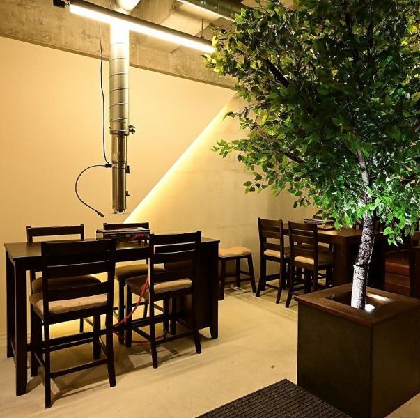 店内に配置された大きなグリーンが印象的で、焼肉店とは思えないほど柔らかく明るい雰囲気◎空間の抜け感が心地よく、友人同士の集まりや食事会にも気兼ねなく利用できます。
