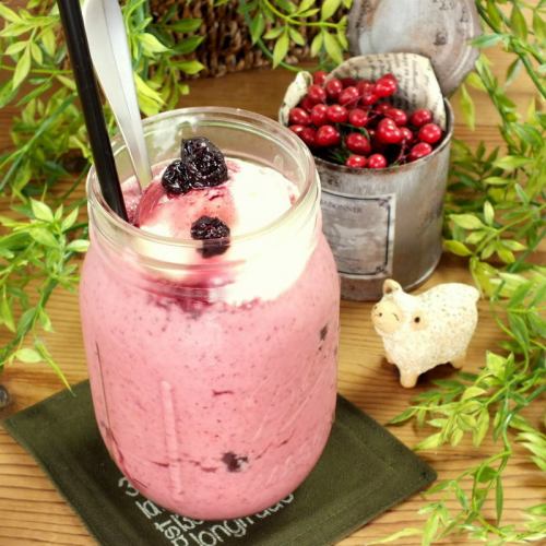 Mixed berry yogurt with vanilla