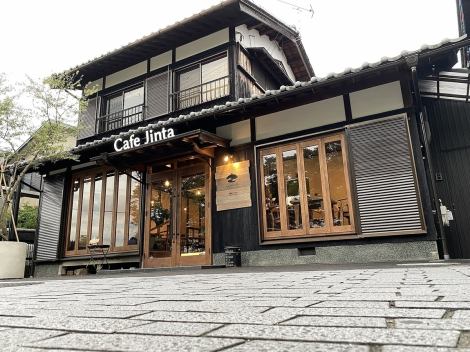 琵琶湖瀬田川「夕照の道」に面した築60年の古民家をリノベーション。大きな窓から自然の明かりをたっぷり店内に取り込んだ柔らかい空間を作りました。