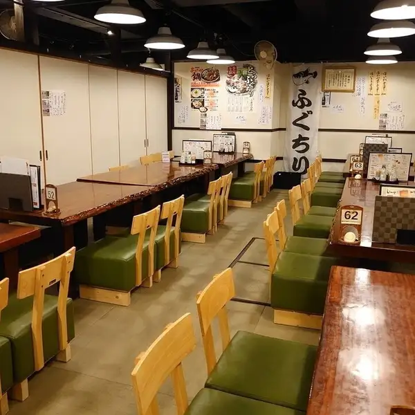 総席数103席の広々とした店内には、カウンター8席、テーブル12席、座敷83席、2～20名様までご利用可能な個室を完備。少人数から大人数利用まで幅広いシーンでご利用いただけます。
