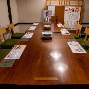 小人数～大人数まで幅広い人数に対応可能なお席をご用意。デートやご会食をはじめ、各種宴会などさまざまなシーンでご利用いただけます。