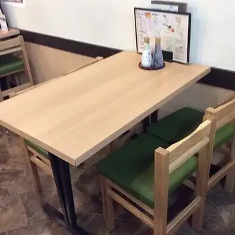 ゆったり語らうには最適の4名様用のテーブル席を3席ご用意。気軽なお食事からグループでのお集まりまで幅広くご利用いただけます。
