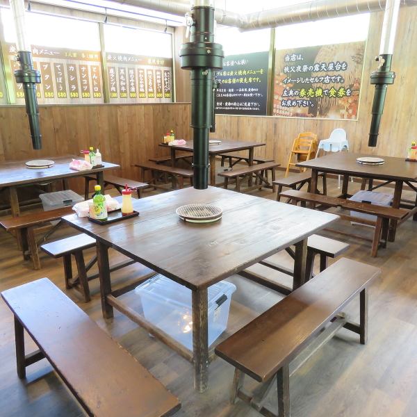 【家族やお子様連れにオススメ！】店内は、8名様がけ×8卓のテーブル席がございます。席間隔もしっかり確保し、広々と営業しておりますので、お子様連れやご家族でのお食事・焼肉でもご安心してお食事いただけます◎