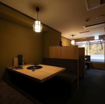 4인용 소파 박스석입니다.주위에 부담없이 식사와 대화를 즐길 수 있는 분위기에서 느긋한 시간을 보내십시오.소중한 프라이빗 공간으로 사용하실 수 있습니다.20분~46분으로 전세도 받습니다.