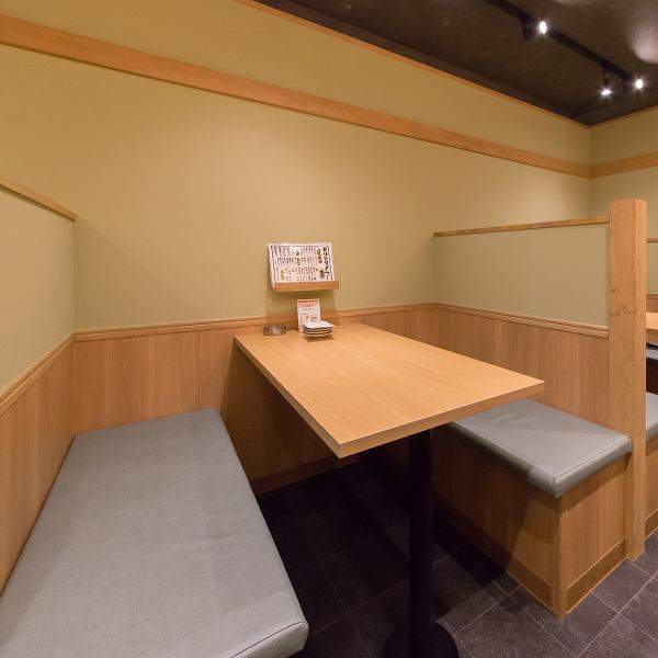 4名様掛けのボックス席は仕事帰りや友達との食事にピッタリな落ち着ける空間です♪3卓ご用意しており、少人数の飲み会にも重宝します。ふらっと立ち寄りやすく、どなたでも入りやすい雰囲気が自慢。但馬鶏のとりからやこだわりのアラカルトをつまみながら、リラックスして過ごせるお席です◎日常使いにぜひご利用ください。