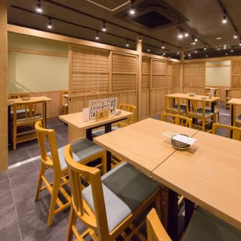 【2名様用テーブル席】デートや気軽な飲み直しにちょうどいい、落ち着いた2名様用テーブル席。お一人様でのサク飲みはもちろん、仕事帰りにふらっと立ち寄るペア利用にも最適です。鉄板料理をつまみながら、焼酎や日本酒をゆっくり味わえる距離感が心地よく、会話も自然と弾みます。駅チカで、二軒目利用にもおすすめ！