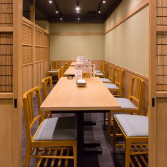 【最大12名様まで利用可能な個室】周囲を気にせず盛り上がりたい宴会に最適な、個室をご用意！3部屋を連結することで、会社の飲み会や打ち上げ、各種集まりにも柔軟に対応◎コース料理を囲みながら、賑やかな時間を過ごせるのが魅力。駅から徒歩圏内の好立地なので、集合・解散もスムーズで安心してお楽しみいただけます。