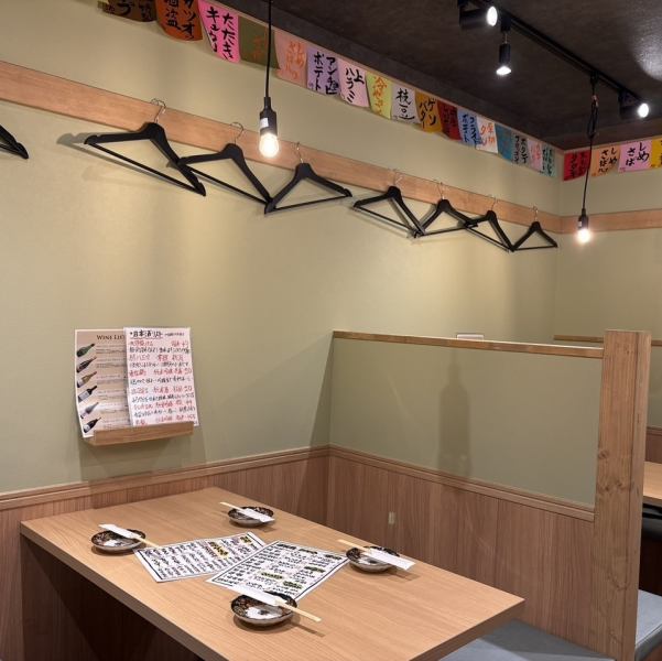 4名様掛けのボックス席は仕事帰りや友達との食事にピッタリな落ち着ける空間です♪3卓ご用意しており、少人数の飲み会にも重宝します。ふらっと立ち寄りやすく、どなたでも入りやすい雰囲気が自慢。但馬鶏のとりからやこだわりのアラカルトをつまみながら、リラックスして過ごせるお席です◎日常使いにぜひご利用ください。