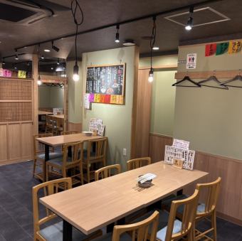 【2名様用テーブル席】デートや気軽な飲み直しにちょうどいい、落ち着いた2名様用テーブル席。お一人様でのサク飲みはもちろん、仕事帰りにふらっと立ち寄るペア利用にも最適です。鉄板料理をつまみながら、焼酎や日本酒をゆっくり味わえる距離感が心地よく、会話も自然と弾みます。駅チカで、二軒目利用にもおすすめ!