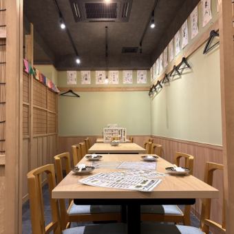 【最大12名様まで利用可能な個室】周囲を気にせず盛り上がりたい宴会に最適な、個室をご用意!3部屋を連結することで、会社の飲み会や打ち上げ、各種集まりにも柔軟に対応◎コース料理を囲みながら、賑やかな時間を過ごせるのが魅力。駅から徒歩圏内の好立地なので、集合・解散もスムーズで安心してお楽しみいただけます。