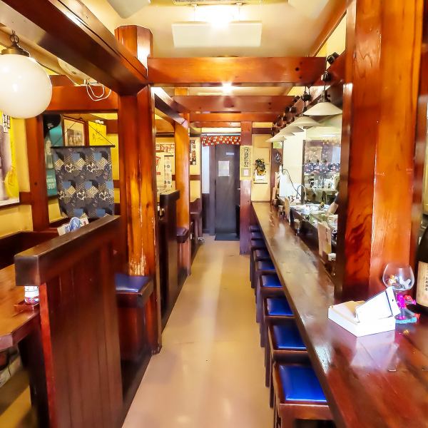 店内は全27席と程よい広さで、落ち着いた雰囲気の禁煙空間。地元の方々が普段使いや食事に立ち寄りやすく、アットホームな空気が漂います。少人数での宴会や貸切利用にも対応できる柔軟さも魅力。ファミリー層から会社帰りのグループまで幅広く利用されています。