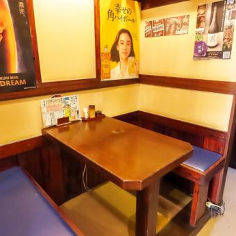 2～4名様で利用できる落ち着いた雰囲気の席。ご家族や友人との食事にぴったりで、ゆったりと料理とお酒を味わえます。