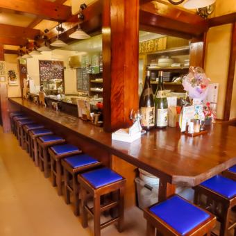 大将の手仕事を間近で楽しめる臨場感ある席。お一人様や少人数でのご利用に最適で、会話を楽しみながら食事ができます。